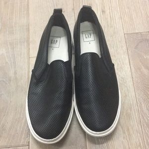 Gap slip on thick sole runner